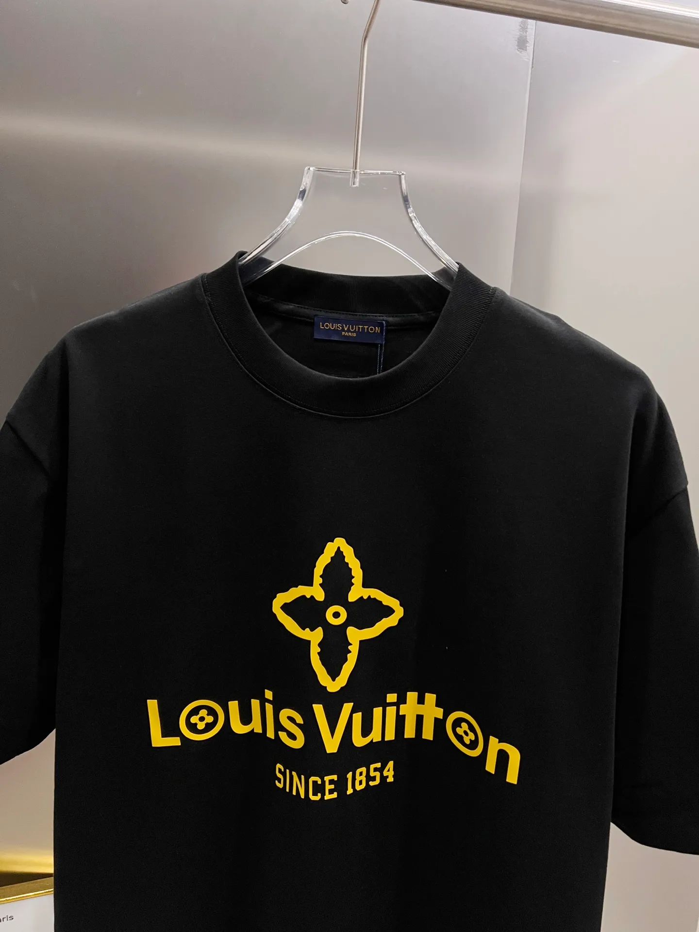 🅿️190 1v Louis* 2025 autumn and winter new style classic letter three-dimensional craft design high-end version! Highly breathable and comfortable, customized double yarn plain cotton fabric. Short-sleeved T-shirt. Same style for men and women. Sizes S M L XL XXL Five sizes black white